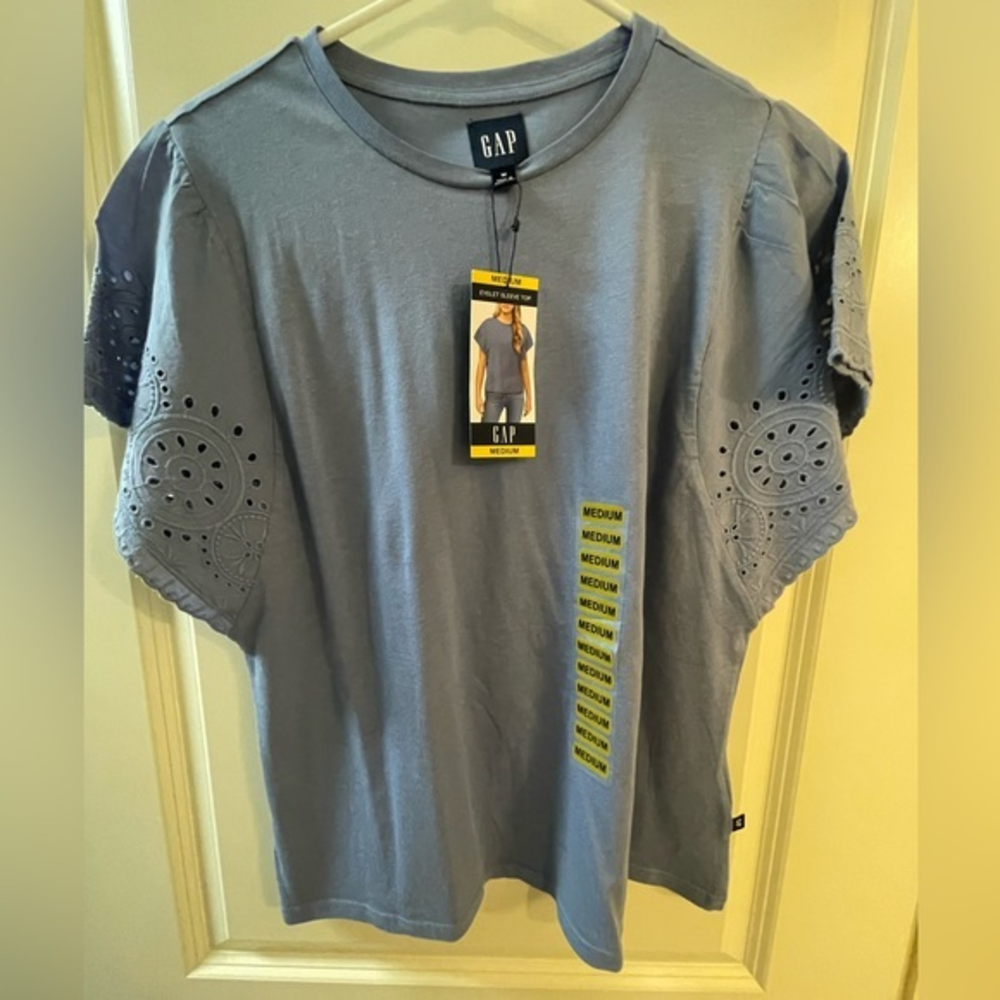Women’s Gap light blue eyelet flutter sleeve top‎ size Medium NWT
